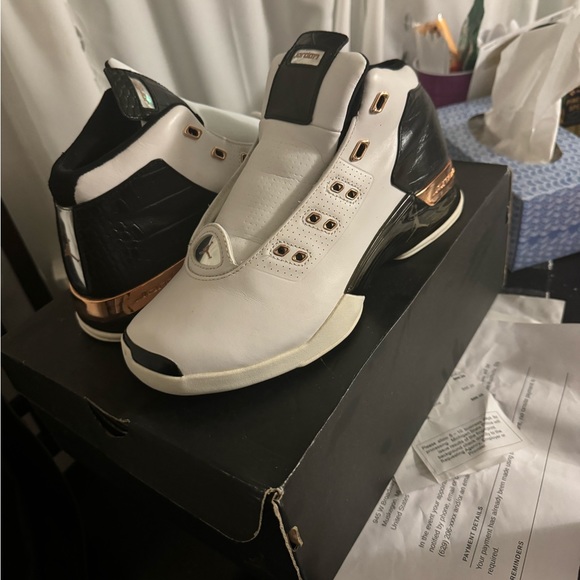 Jordan 1 and 17 size 8 good condition with box package deal $325 main image 7
